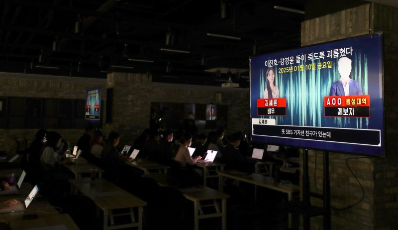 [서울=뉴시스] 김혜진 기자 = 김세의 가로세로연구소 대표가 7일 오후 서울 강남구 스페이스쉐어에서 열린 배우 김수현의 중대범죄 관련 기자회견에서 증거 녹취록을 공개하고 있다. 2025.05.07. jini@newsis.com