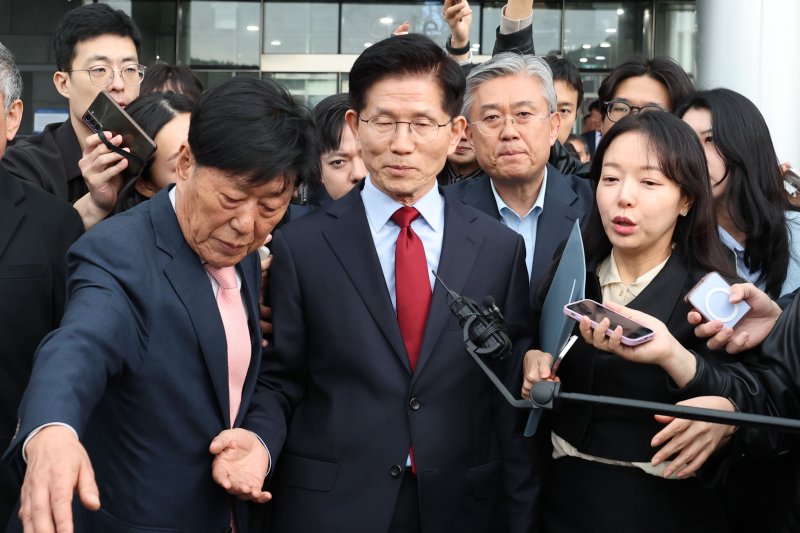 [경주=뉴시스] 권창회 기자 = 김문수 국민의힘 대선 후보가 지난 6일 경북 경주시 HICO 미디어센터에서 단일화 관련 반발하며 후보 일정 중단을 선언한 뒤 이동하고 있다. 2025.05.06. kch0523@newsis.com