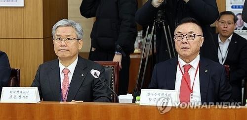김동철 한국전력공사 사장(왼쪽)과 황주호 한국수력원자력 사장 (출처=연합뉴스)