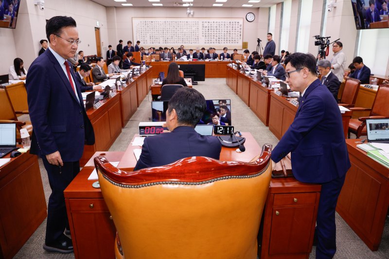 30일 서울 여의도 국회에서 열린 법제사법위원회 제424회국회(임시회) 제3차 전체회의에서 쌍특검법('김건희와 명태균·건진법사 관련 국정농단 및 불법 선거 개입 사건 등 진상규명을 위한 특별검사법', '윤석열 전 대통령 등에 의한 내란·외환 행위의 진상규명을 위한 특별검사법')이 상정된 가운데 정청래 위원장과 국민의힘 유상범, 더불어민주당 박범계 간사가 대화하고 있다. 2025.4.30/뉴스1 ⓒ News1 안은나 기자