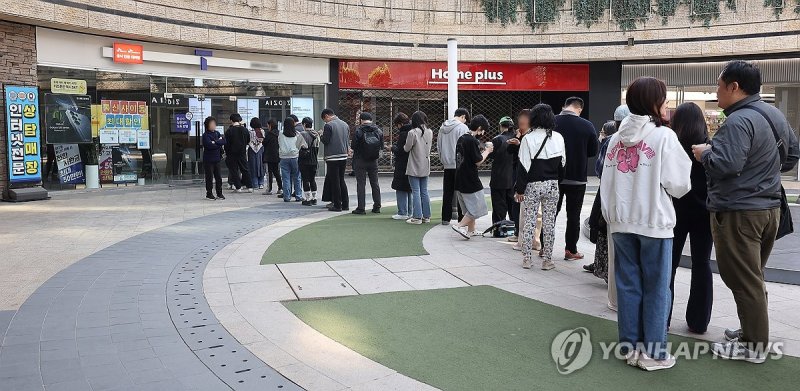 서울 시내 한 SKT 대리점에 시민들이 줄을 서서 유심 교체를 기다리는 모습 (출처=연합뉴스)