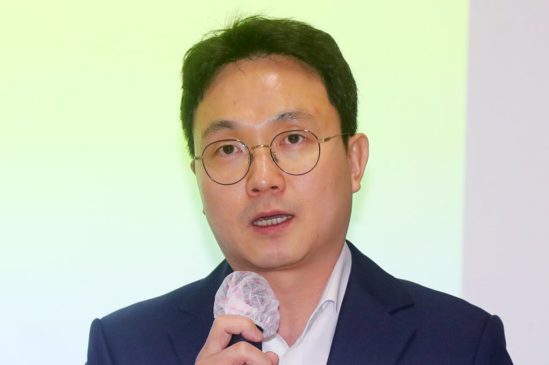故 메이저 토토 유족 측과 김세의 가로세로연구소 대표가 7일 서울 강남구 모처에서 배우 김수현 관련 기자회견을 연 가운데 유튜버 연예뒤통령 이진호가 반박 기자회견을 열고 발언하고 있다. 뉴시스