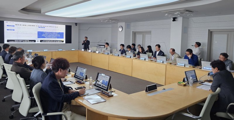 [제주=뉴시스] 제주도는 7일 오후 도청 한라홀에서 '제주형 정원 기본계획 수립 및 대상지 타당성 조사'를 위한 용역착수 보고회를 열고 있다. 2025.05.07. ijy788@newsis.com