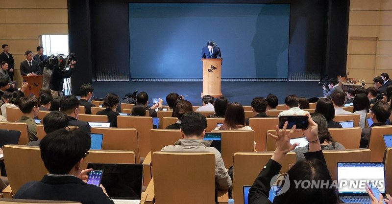 고개숙인 최태원 회장 (출처=연합뉴스)