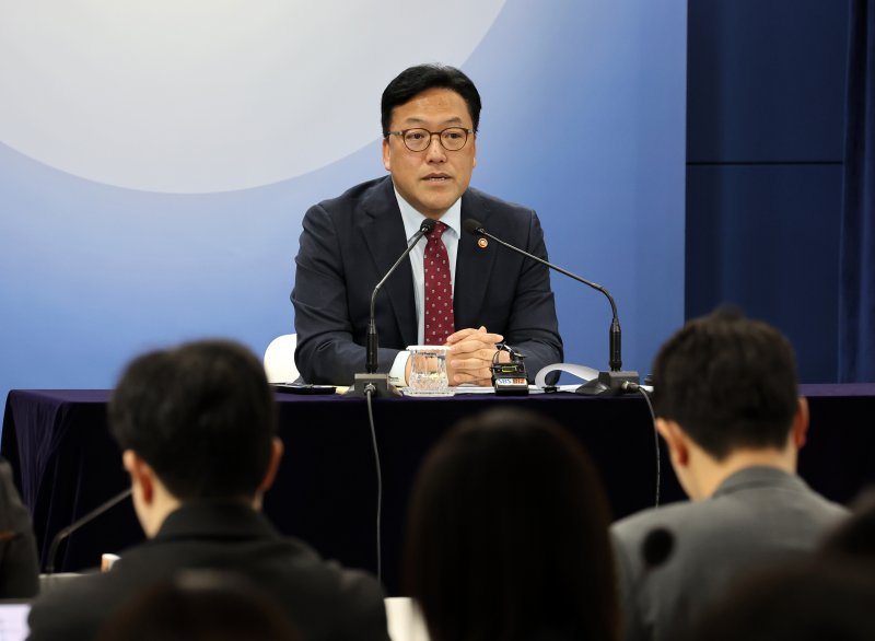 [서울=뉴시스] 배훈식 기자 = 김병환 금융위원장이 7일 오전 서울 종로구 정부서울청사에서 정례 기자간담회를 하고 있다. 2025.05.07. dahora83@newsis.com