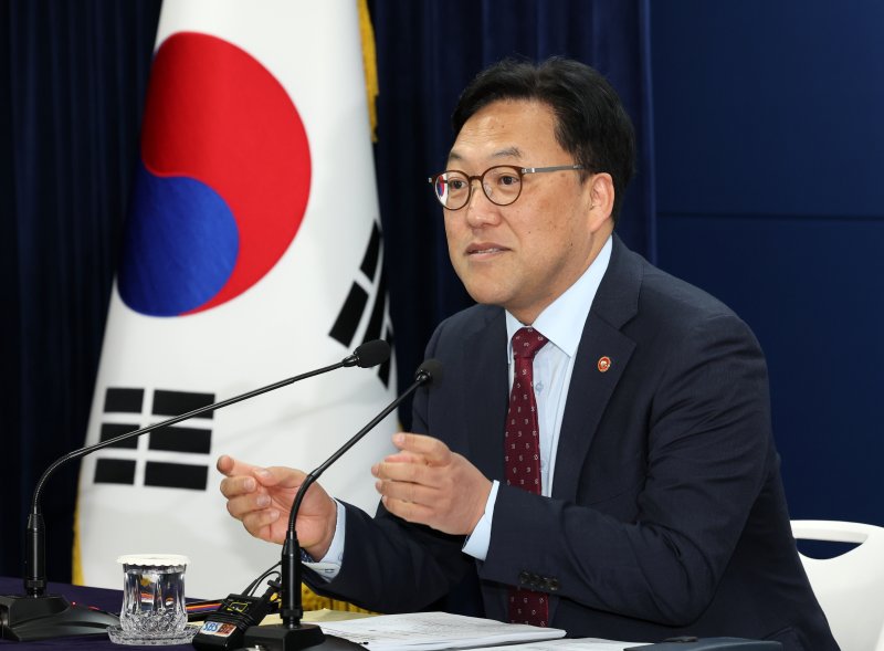 [서울=뉴시스] 배훈식 기자 = 김병환 금융위원장이 7일 오전 서울 종로구 정부서울청사에서 정례 기자간담회를 하고 있다. 2025.05.07. dahora83@newsis.com