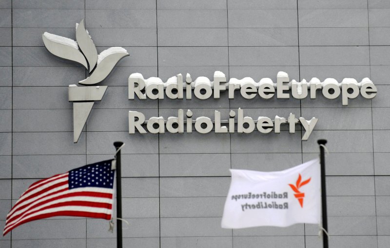 [프라하=AP/뉴시스] 미국 연방법원은 4월 29일 도널드 트럼프 행정부에 자유유럽방송(RFE)의 운영비 복원을 명령하는 임시 조치를 내렸다. 사진은 체코 프라하에 있는 RFA 본부. 트럼프의 주요 부처와 정부 기관 폐쇄 명령에 연방법원은 연이어 임시 중지 명령을 내리고 있다. 2025.05.07.