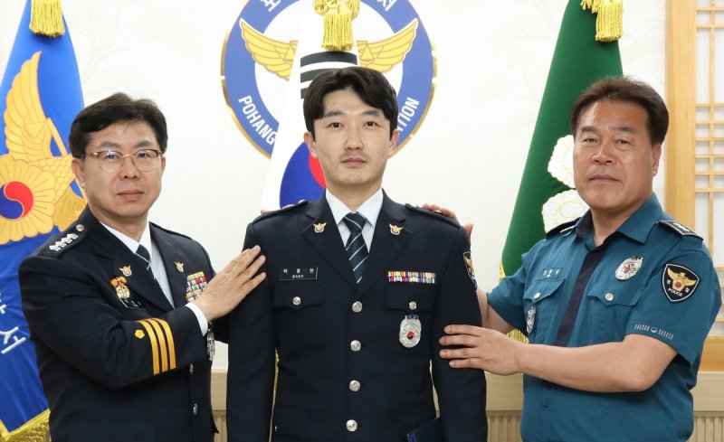 인명 구조 공로로 특진한 백종현 경위(가운데) (출처=연합뉴스)