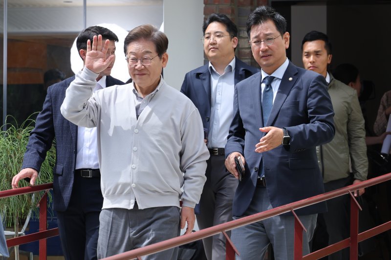 이재명 더불어민주당 대통령 후보가 2차 골목골목 경청투어 마지막 날인 7일 오후 전북 전주시의 카페를 나서며 인사하고 있다. 2025.5.7/뉴스1 ⓒ News1 안은나 기자