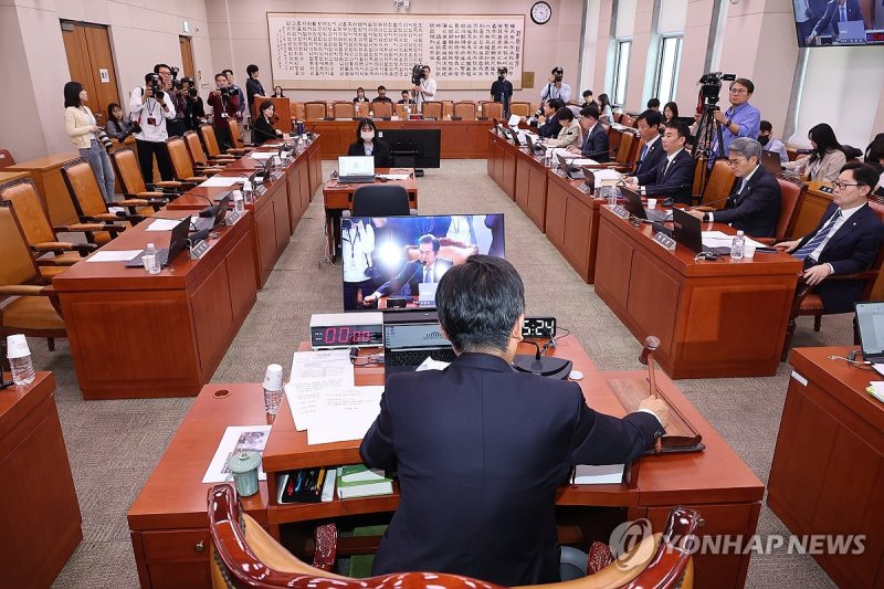퇴장한 국민의힘 의원들, 법사위 전체회의 (출처=연합뉴스)