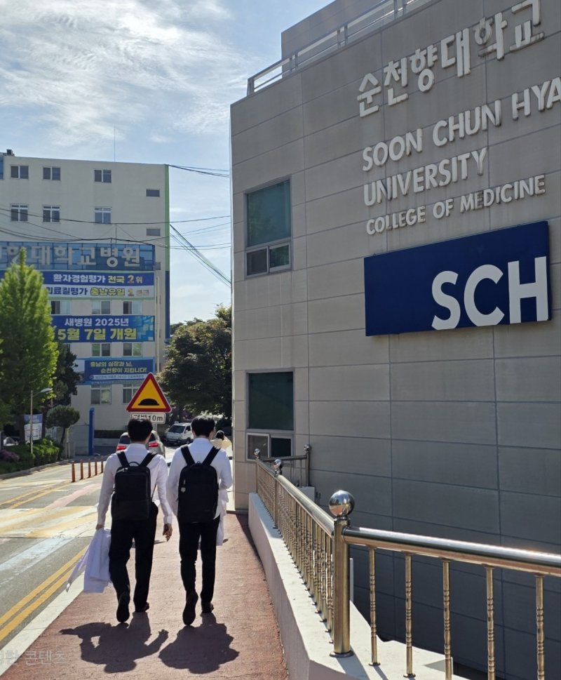 7일 오전 천안 순천향대 의과대학에 의대생들이 등교하고 있다. 학교 측은 앞서 학생들에게 이날까지 수업에 참여하지 않을 경우 제적될 수 있다고 통보한 바 있다. 2025.5.7. ⓒ 뉴스1 이시우 기자