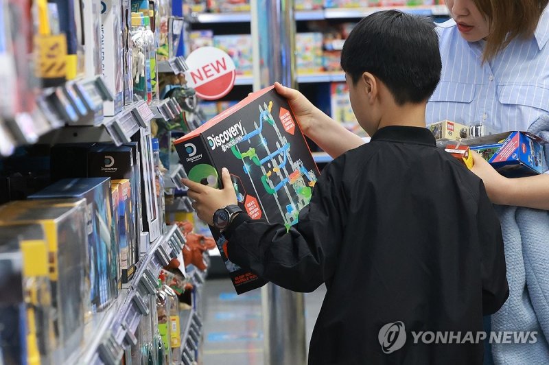 어린이날 하루 앞두고 찾은 완구 매장 (출처=연합뉴스)