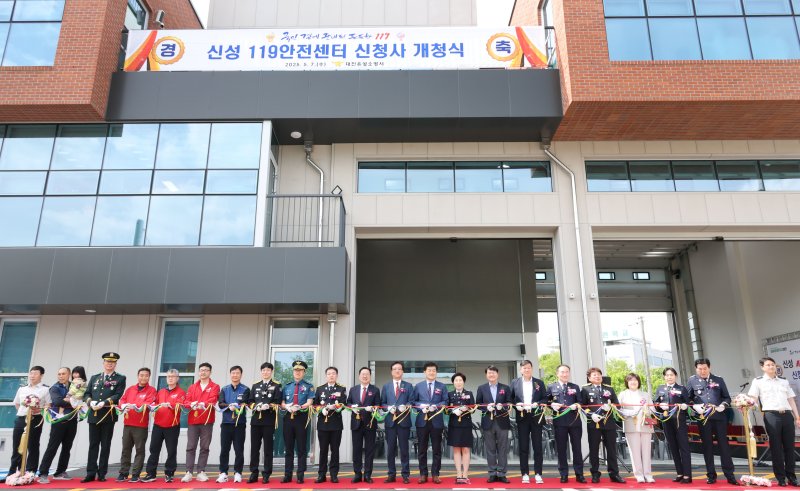 [대전=뉴시스]대전 신성119센터 개소식이 7일 유성구 장동에서 이장우 시장 등이 참석한 가운데 있었다. (사진=대전시 제공) 2025. 05. 07 photo@newsis.com *재판매 및 DB 금지