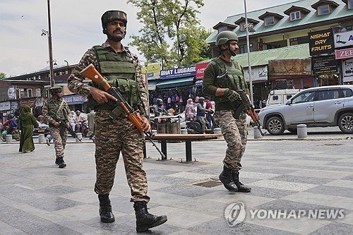 카슈미르 순찰하는 인도군 (출처=연합뉴스)