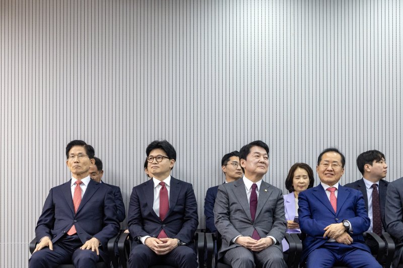 제21대 대통령후보자 국민의힘 3차 경선 진출자를 발표하는 29일 오후 서울 여의도 국민의힘 중앙당사에서 김문수, 한동훈, 안철수, 홍준표 후보가 결과를 기다리고 있다. 2025.4.29/뉴스1 ⓒ News1 국회사진취재단
