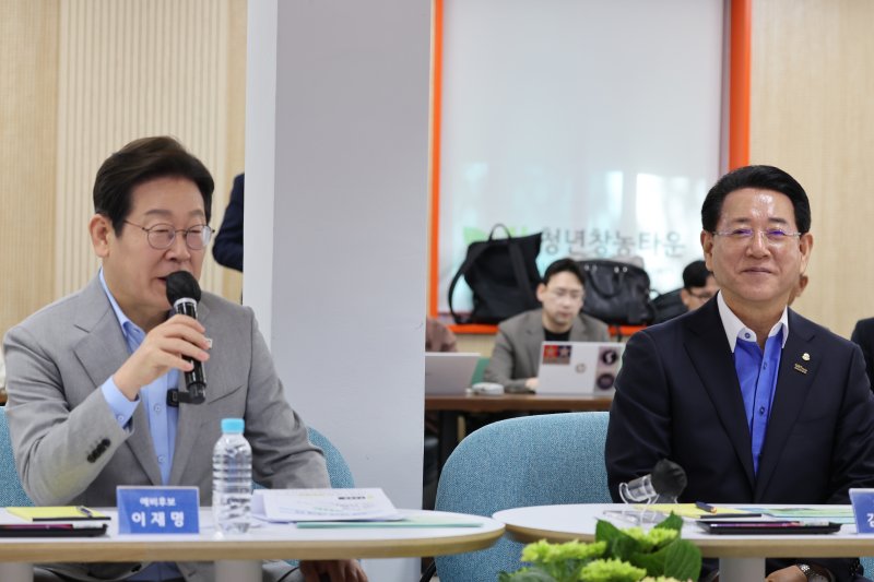 이재명 더불어민주당 대선 경선 후보가 지난 4월25일 전남농업기술원 청년창농타운을 찾아 김영록 전남도지사, 김행란 전남도 농업기술원장, 청년농업인 등과 농업과학기술진흥 간담회를 하고 있다. 2025.4.25/뉴스1 ⓒ News1 김태성 기자
