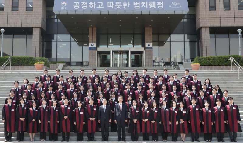 박성재 법무부 장관(첫줄 중앙)은 7일 오후 올해 신규 임용 검사 90명에 대한 임관식을 진행하고 신임 검사들과 기념촬영을 했다. 2025.5.7./ⓒ 뉴스1(법무부 제공)