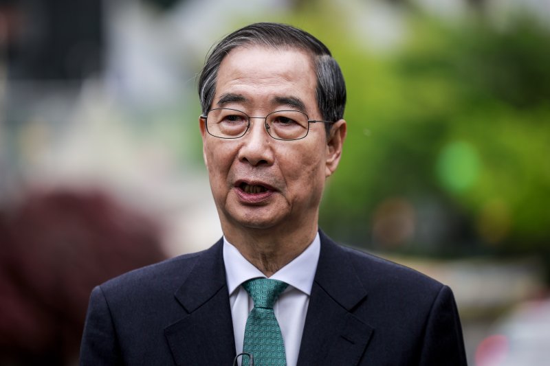 [서울=뉴시스] 정병혁 기자 = 한덕수 무소속 대통령 선거 예비 후보가 6일 서울 중구 달개비 컨퍼런스하우스에서 이낙연 새미래민주당 상임고문이 오찬회동 마친 뒤 취재진에게 입장을 밝히고 있다. 2025.05.06. jhope@newsis.com