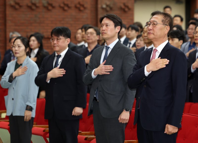 [과천=뉴시스] 이영환 기자 = 박성재 법무부 장관이 7일 오후 경기 과천시 법무부에서 열린 신임검사 임관식에서 국민의례를 하고 있다. 2025.05.07. 20hwan@newsis.com