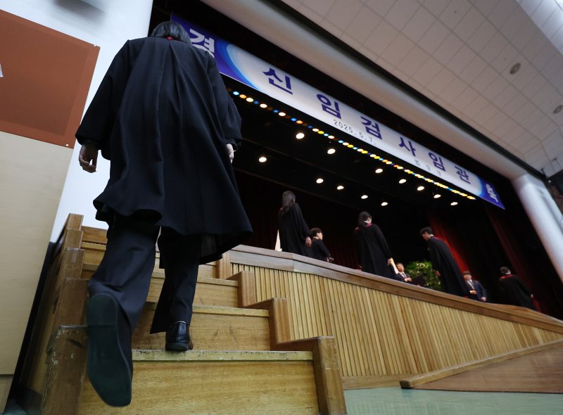 [과천=뉴시스] 이영환 기자 = 7일 오후 경기 과천시 법무부에서 열린 신임검사 임관식에서 한 신임 검사가 임명장을 받기 위해 단상으로 향하고 있다. 2025.05.07. 20hwan@newsis.com