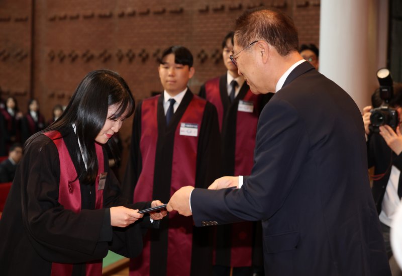 [과천=뉴시스] 이영환 기자 = 박성재 법무부 장관이 7일 오후 경기 과천시 법무부에서 열린 신임검사 임관식에서 신임 검사들에게 임명장을 수여하고 있다. 2025.05.07. 20hwan@newsis.com