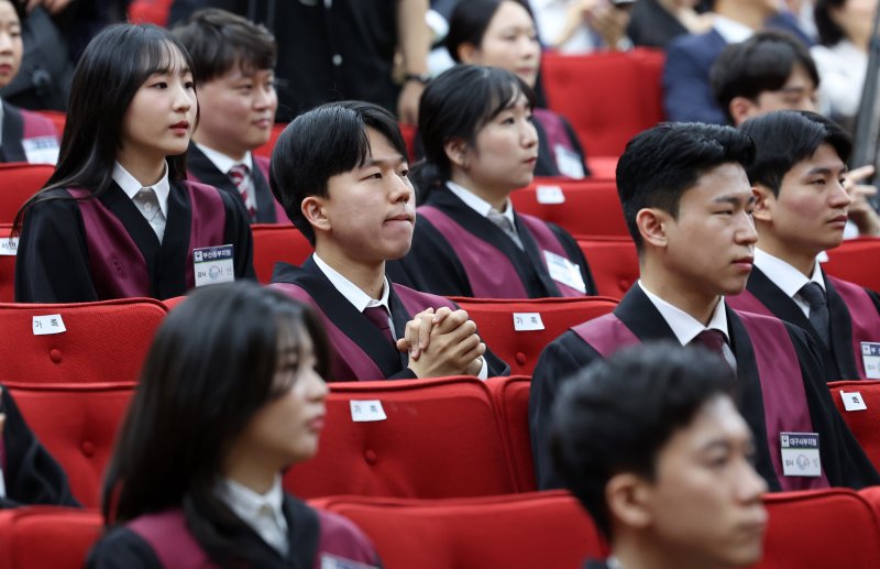 [과천=뉴시스] 이영환 기자 = 7일 오후 경기 과천시 법무부에서 열린 신임검사 임관식에서 한 신임 검사가 두 손을 모으고 있다. 2025.05.07. 20hwan@newsis.com