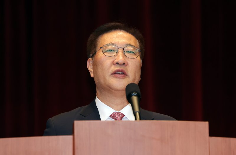 [과천=뉴시스] 이영환 기자 = 박성재 법무부 장관이 7일 오후 경기 과천시 법무부에서 열린 신임검사 임관식에서 당부말을 전하고 있다. 2025.05.07. 20hwan@newsis.com