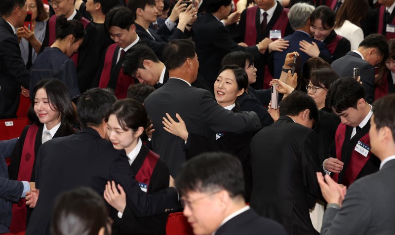 [과천=뉴시스] 이영환 기자 = 7일 오후 경기 과천시 법무부에서 열린 신임검사 임관식에서 가족들이 신임 검사들에게 법복을 입혀주고 있다. 2025.05.07. 20hwan@newsis.com