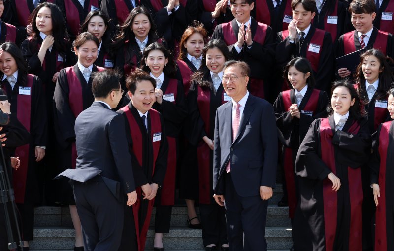 [과천=뉴시스] 이영환 기자 = 박성재 법무부 장관이 7일 오후 경기 과천시 법무부에서 열린 신임검사 임관식에서 신임 검사들과 기념촬영을 마친 후 대화를 하고 있다. 2025.05.07. 20hwan@newsis.com