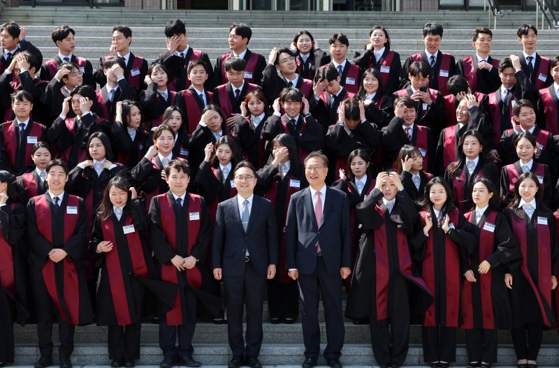 [과천=뉴시스] 이영환 기자 = 박성재 법무부 장관이 7일 오후 경기 과천시 법무부에서 열린 신임검사 임관식에서 신임 검사들과 기념촬영을 하고 있다. 2025.05.07. 20hwan@newsis.com