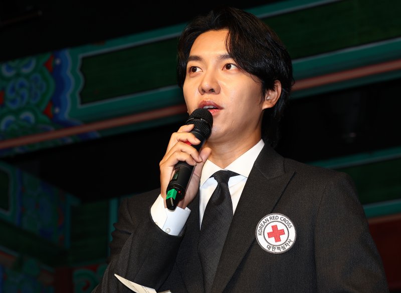 [서울=뉴시스] 김근수 기자 = 대한적십자사 기후위기 복원력 홍보대사 이승기가 2일 오전 서울 중구 한국의 집에서 열린 도시협력플랫폼 국제회의에서 "도시 기후복원력 함께 만들기" 라는 주제로 발표를 하고 있다. 2024.07.02. ks@newsis.com