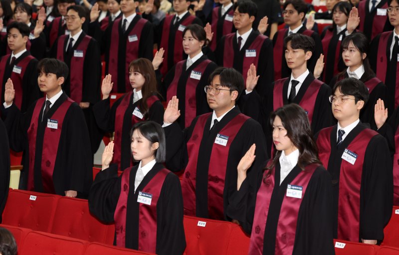 [과천=뉴시스] 이영환 기자 = 7일 오후 경기 과천시 법무부에서 열린 신임검사 임관식에서 신임 검사들이 선서를 하고 있다. 2025.05.07. 20hwan@newsis.com