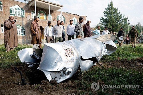 7일 인도령 카슈미르 지역에서 금속 파편이 바닥에 널브러져 있다. (출처=연합뉴스)