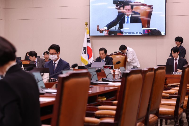 [서울=뉴시스] 권창회 기자 = 정청래 법사위원장이 7일 서울 여의도 국회에서 열린 법제사법위원회 전체회의에서 국민의힘 의원들이 퇴장한 가운데 의사봉을 두드리고 있다. 2025.05.07. kch0523@newsis.com