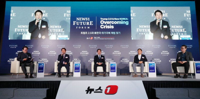 서정건 한국정당학회 학회장(왼쪽부터), 권영진 국민의힘 의원, 정태호 더불어민주당 의원, 박현석 국회미래연구원 거버넌스그룹장, 임명묵 ‘K를 생각한다’ 저자가 7일 서울 여의도 페어몬트 호텔에서 열린 뉴스1 미래포럼에서 ‘대선 앞둔 극한 대립의 한국 정치, 회생방안’을 주제로 토론을 하고 있다. ‘트럼프 2.0과 新한국:위기 극복 해법 찾기’를 주제로 열린 이번 포럼은 뉴스1 주최로 열렸다. 2025.5.7/뉴스1 ⓒ News1 박세연 기자