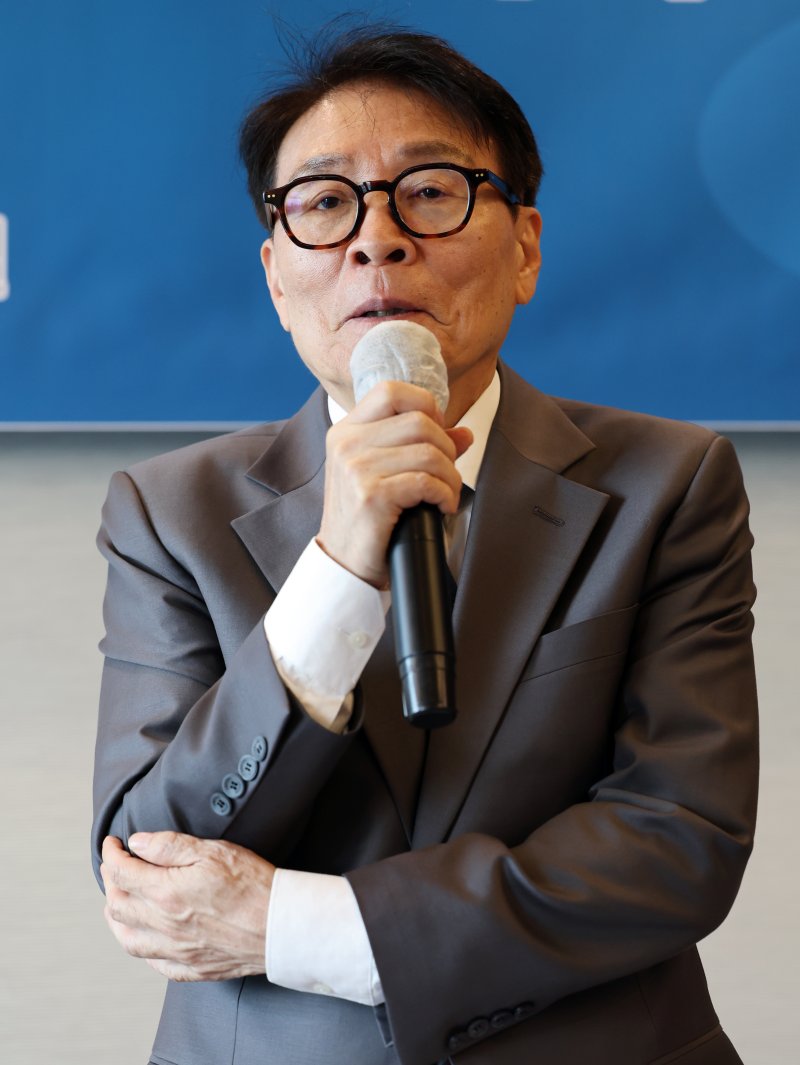 이은규 드라마창작자연대 이사장이 7일 오후 서울 중구 프레스센터에서 열린 '드라마 창작자 연대 창립 기자회견'에서 인사말을 하고 있다. 2025.5.7/뉴스1 ⓒ News1 황기선 기자