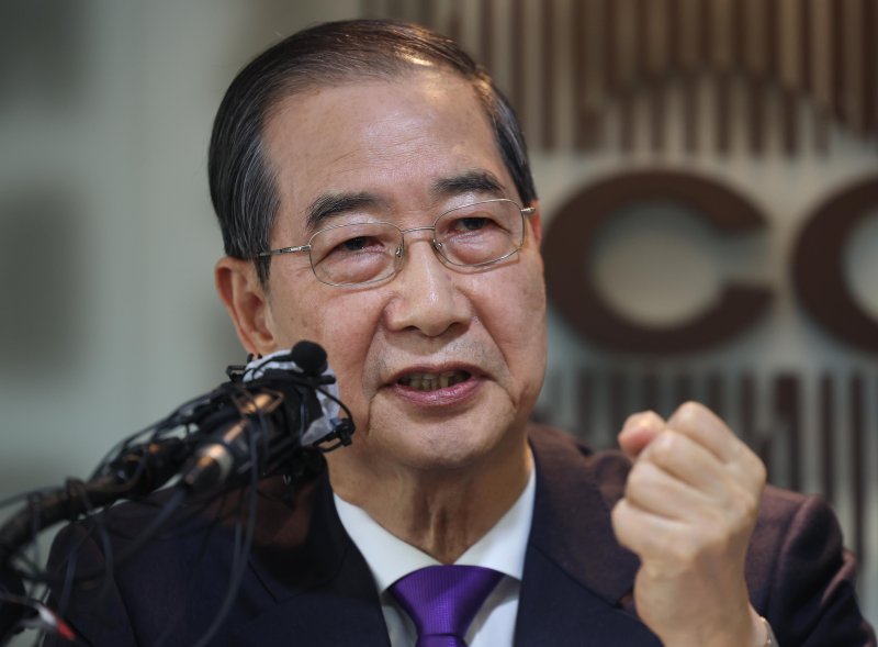 [서울=뉴시스] 국회사진기자단 = 한덕수 무소속 대선 후보가 7일 서울 중구 한국프레스센터에서 열린 서울외신기자클럽 초청 기자간담회에서 발언하고 있다. 2025.05.07. photo@newsis.com
