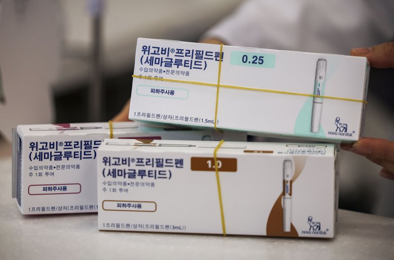 [서울=뉴시스] 7일(현지 시간) CNBC에 따르면 노보 노디스크의 1분기 순이익은 290억3000만 덴마크 크로네(약 4조원)로, 시장 예상치(약 3조7700억원)를 웃돌았다. 매출은 780억8700만 덴마크 크로네(약 10조6000억원)로, 전년 동기 대비 19% 증가해 시장 예상치와 비슷한 수준을 보였다. 사진은 서울 강남구의 한 약국에 있는 위고비. 2025.05.07.