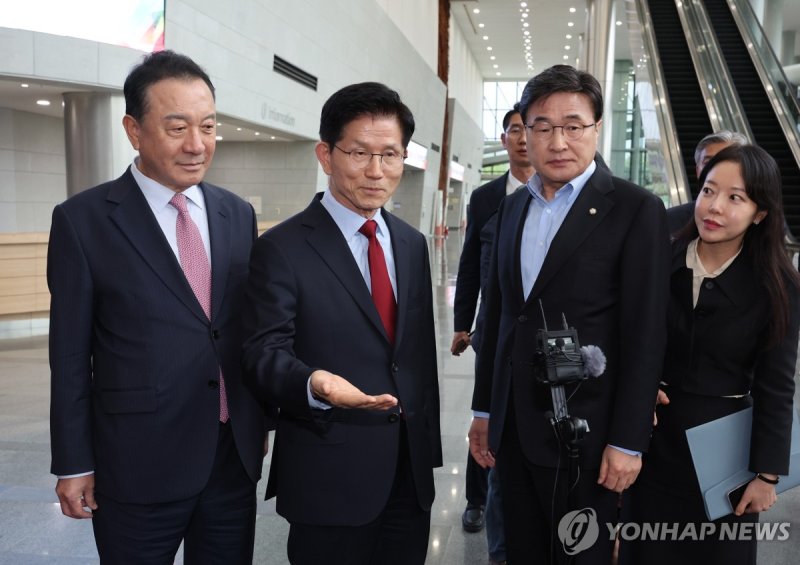 취재진 질문 답하는 김문수 후보 (출처=연합뉴스)