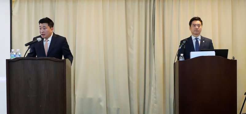 [서울=뉴시스] 김혜진 기자 = 부지석(오른쪽) 변호사가 7일 오후 서울 강남구 스페이스쉐어에서 열린 배우 김수현의 중대범죄 관련 기자회견에서 취재진의 질문에 답하고 있다. 2025.05.07. jini@newsis.com