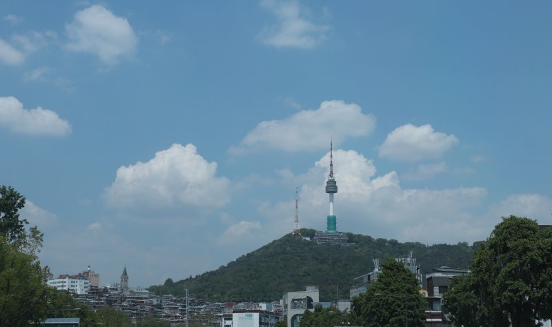 [서울=뉴시스] 조수정 기자 = 미세먼지와 초미세먼지가 좋음 상태를 보인 7일 서울 도심에 청명한 하늘이 펼쳐져 있다. 2025.05.07. chocrystal@newsis.com