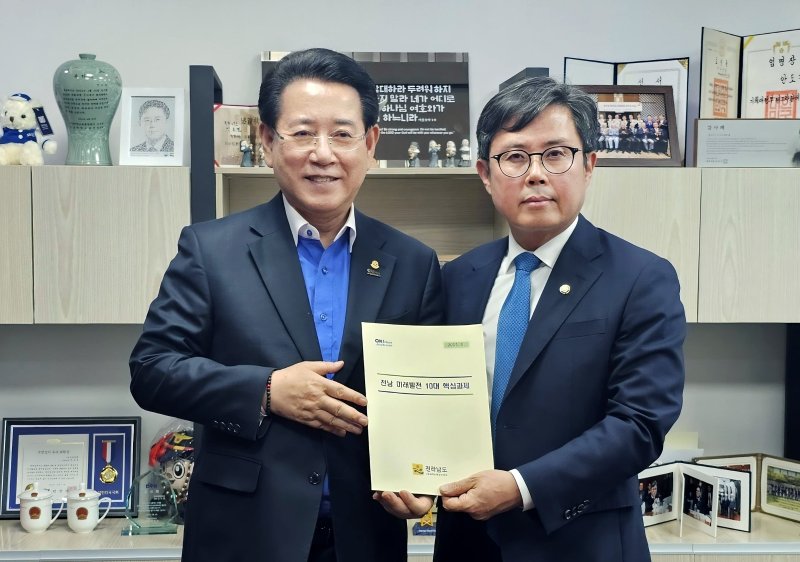 김영록 전라남도지사가 7일 서울 국회에서 안도걸 더불어민주당 의원과 면담을 갖고 ‘전남 미래발전 10대 핵심과제’등 도 현안 해결을 위한 건의 및 협조를 요청하고 있다.(전남도 제공. 재판매 및 DB금지) 2025.5.7/뉴스1