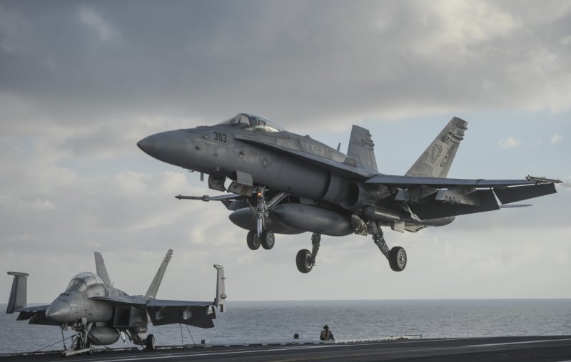 [미 항모 해리 트루먼함상=AP/뉴시스]미국의 F/A-18 호넷 전투기 한 대가 2015년 12월3일 시칠리 남쪽 지중해 해상의 미 항공모함 해리 트루먼함에 착륙하고 있다. 미군 F/A-18 전투기 1대가 홍해의 미 항공모함 해리 S. 트루먼호에 착륙하려다 갑판을 벗어나 바다로 추락, 조종사 2명이 강제 탈출했다고 국방부 관계자가 7일 AP통신에 밝혔다. 2025.05.07.