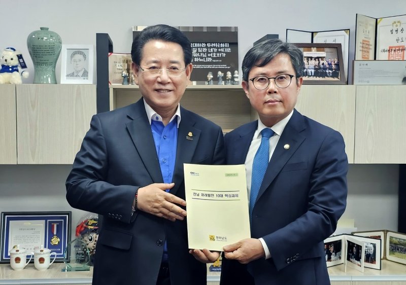 안도걸 의원(오른쪽) 면담하는 김영록 전남지사 (출처=연합뉴스)