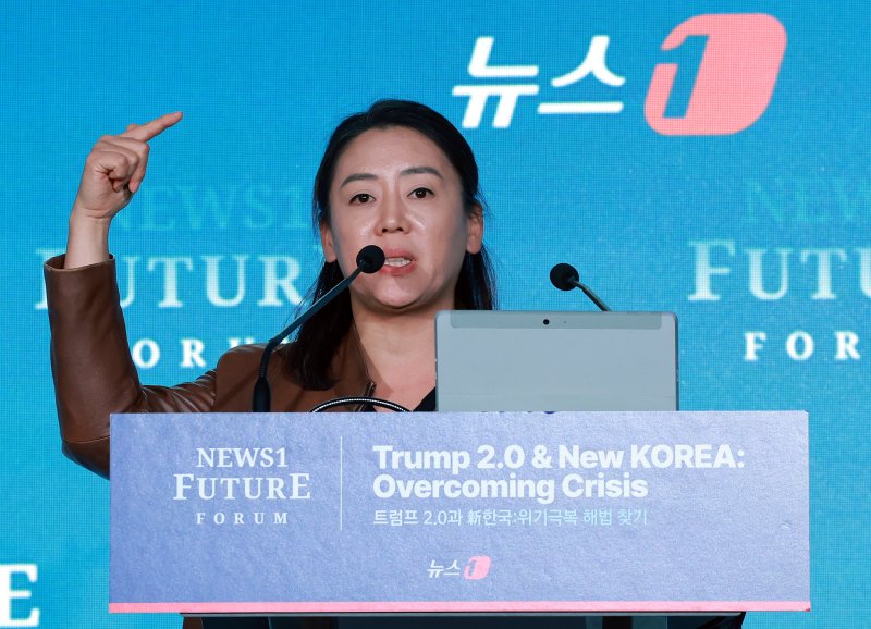 엄윤설 에이로봇 대표가 7일 서울 여의도 페어몬트 호텔에서 열린 뉴스1 미래포럼에서 ‘K-휴머노이드 산업의 도전’ 주제로 발표하고 있다. ‘트럼프 2.0과 新한국:위기 극복 해법 찾기’를 주제로 열린 이번 포럼은 뉴스1 주최로 열렸다. 2025.5.7/뉴스1 ⓒ News1 김진환 기자