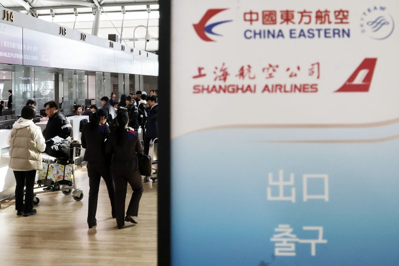 [인천공항=뉴시스] 최동준 기자 = 24일 인천국제공항에 1터미널에서 중국 항공 이용객이 탑승 수속을 기다리고 있다.중국 무비자 정책 시행 영향으로 지난해 11월부터 올해 1월까지 중국으로 나간 내국인은 64만 7901명으로 2023년 11월부터 지난해 1월 집계에 비해 60.6% 증가했다. 2025.02.24. photocdj@newsis.com