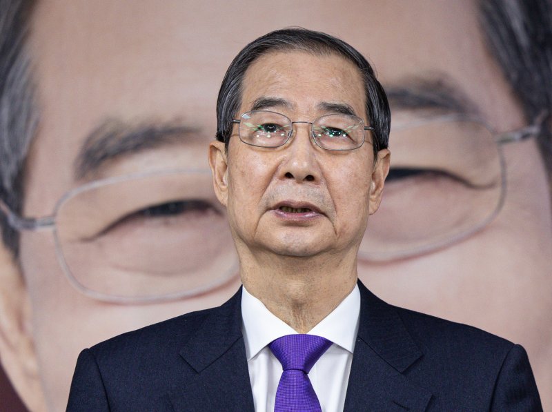 한덕수 무소속 대선 예비후보가 7일 서울 여의도 맨하탄21빌딩에 마련된 선거 사무소에서 긴급 입장 발표를 하고 있다. 2025.5.7/뉴스1 ⓒ News1 이재명 기자