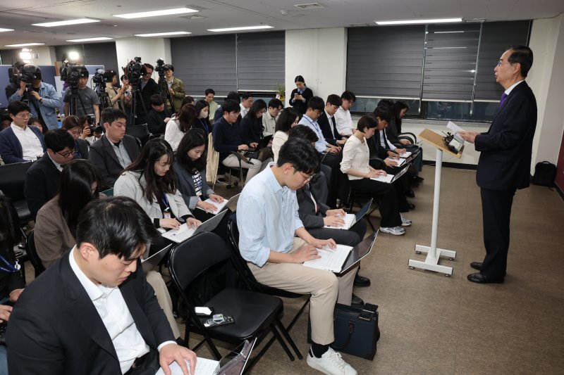 한덕수 무소속 대선 예비후보가 7일 서울 여의도 맨하탄21빌딩에 마련된 선거 사무소에서 긴급 입장 발표를 하고 있다. 2025.5.7/뉴스1 ⓒ News1 이재명 기자