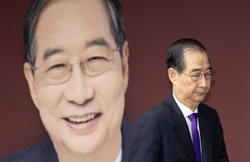 한덕수 무소속 대선 예비후보가 7일 서울 여의도 맨하탄21빌딩에 마련된 선거 사무소에서 긴급 입장 발표를 마친 후 나서고 있다. 2025.5.7/뉴스1 ⓒ News1 이재명 기자
