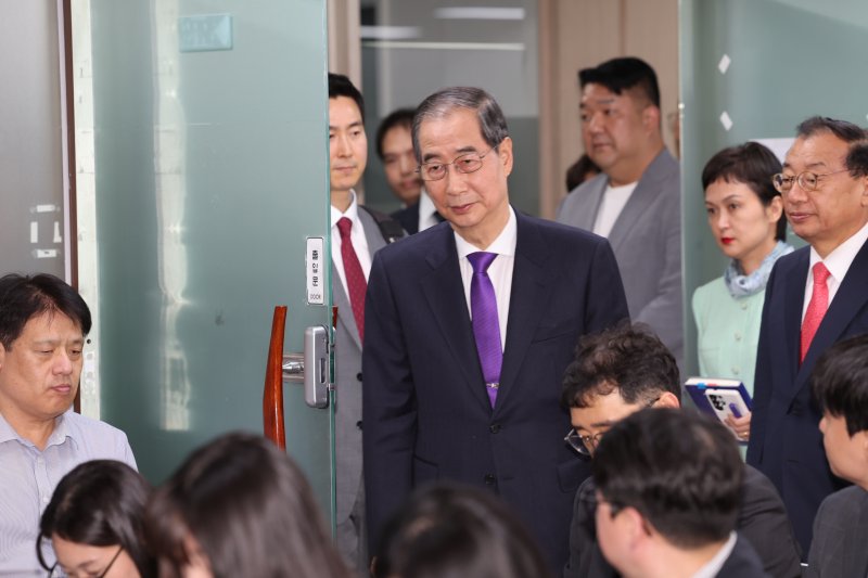 한덕수 무소속 대선 예비후보가 7일 오후 긴급 입장 발표를 하기 위해 서울 여의도 맨하탄21빌딩에 마련된 선거 사무소로 들어서고 있다. 2025.5.7/뉴스1 ⓒ News1 이재명 기자